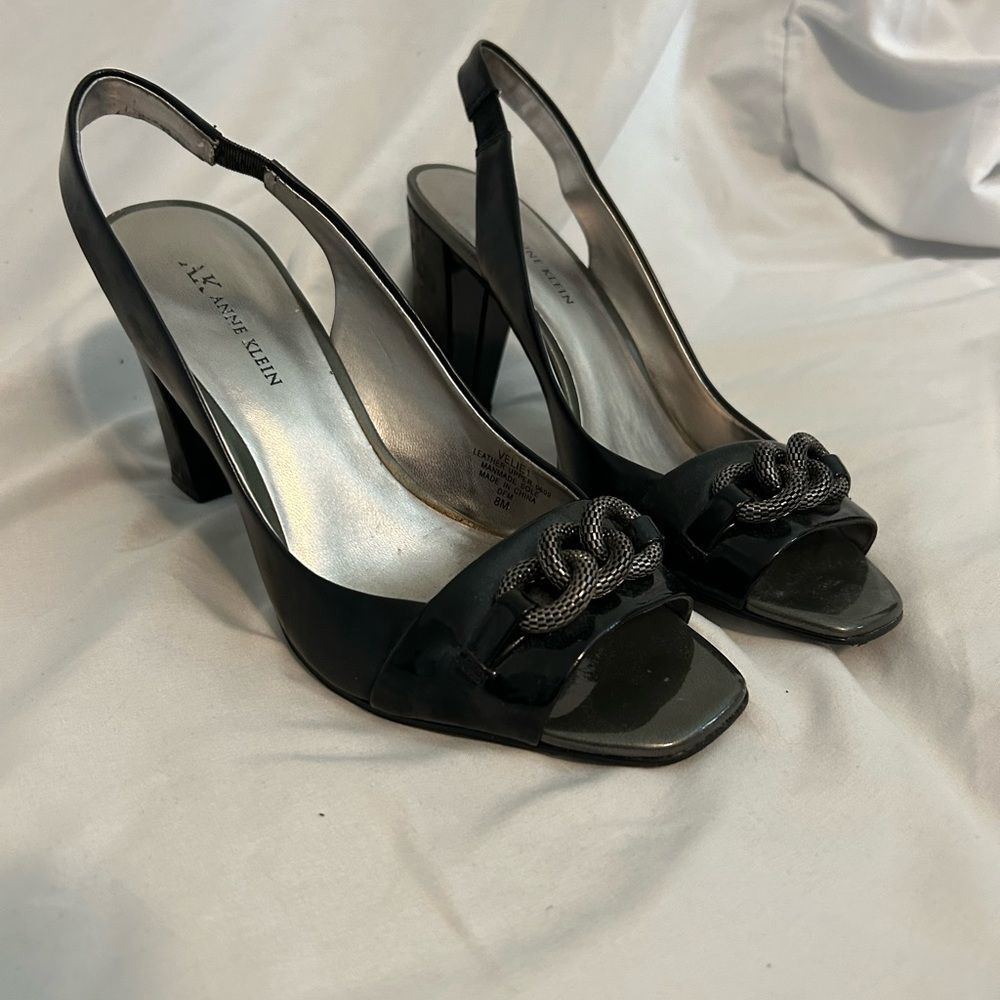Anne Klein Akvelie Black Heeled Peep Toe Womens Chain Embelishment Shoes size 8